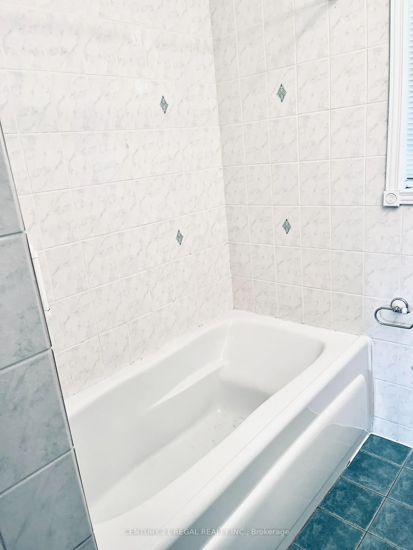 Photo 14 of 493 Plains Road, Toronto, East York — HOMEH