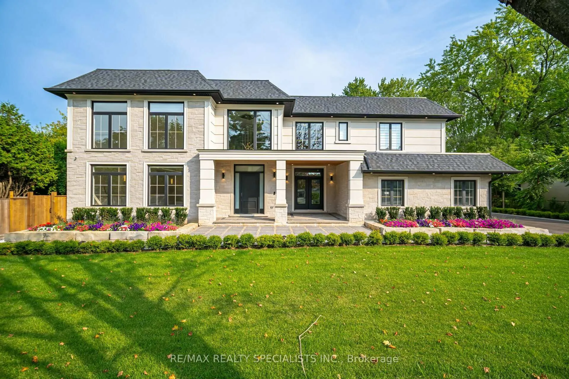 Front of 2014 Lakeshore Road W