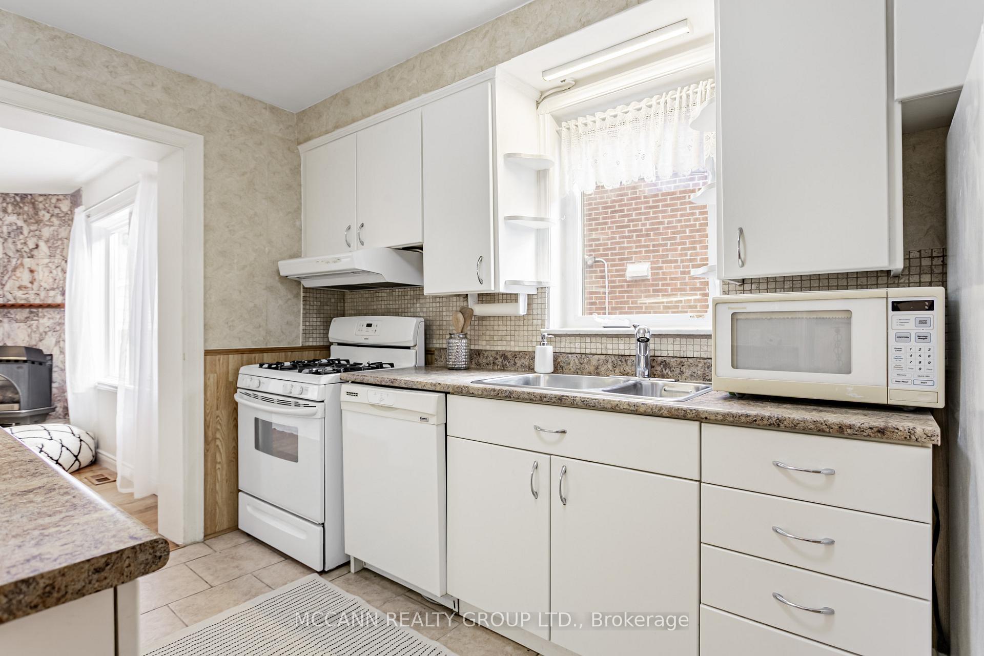Photo 10 of 52 Thursfield Crescent, Toronto, Leaside — HOMEH