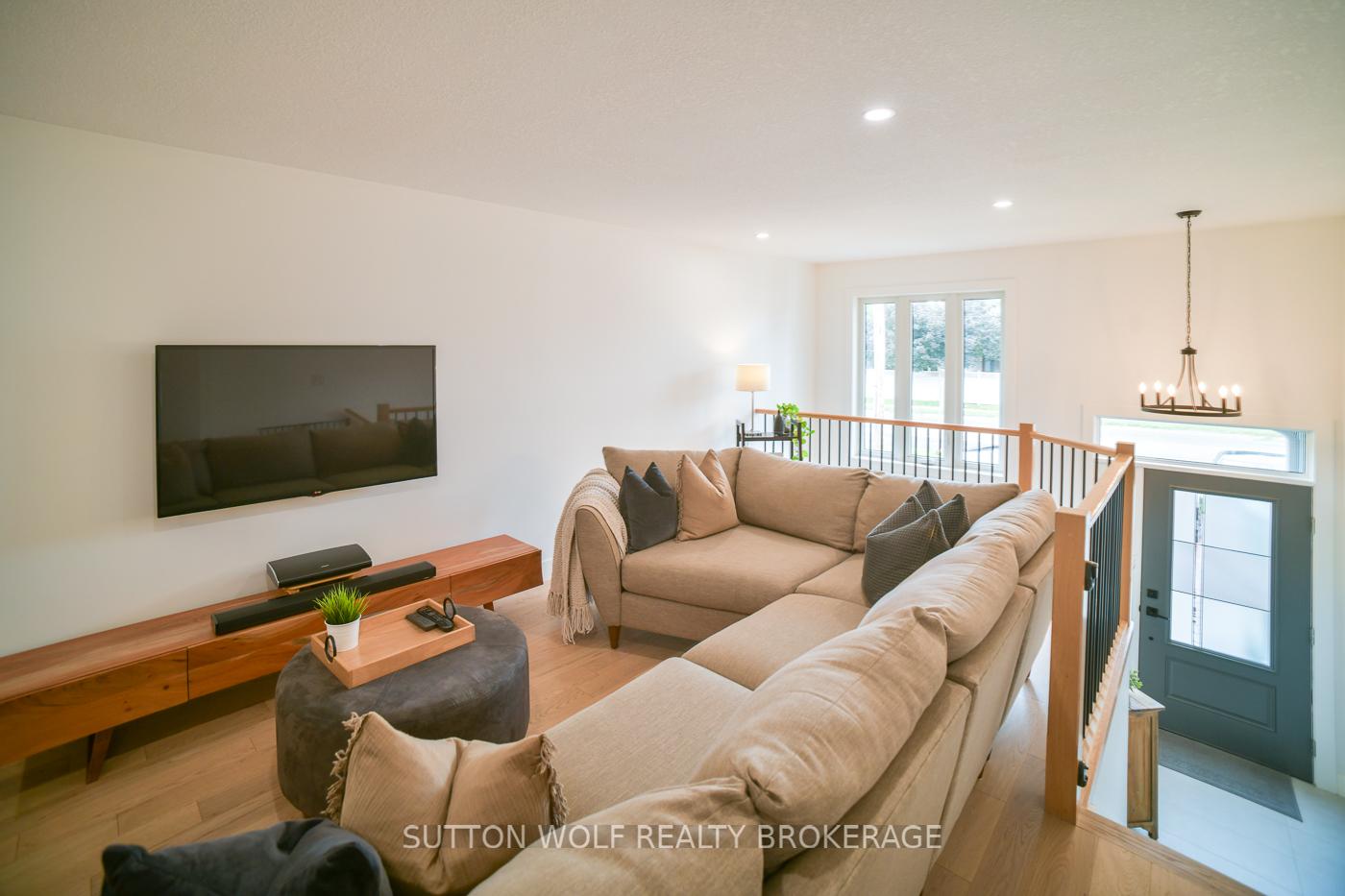 Photo 4 of 52 Metcalfe Street E, Strathroy-Caradoc, SE — HOMEH
