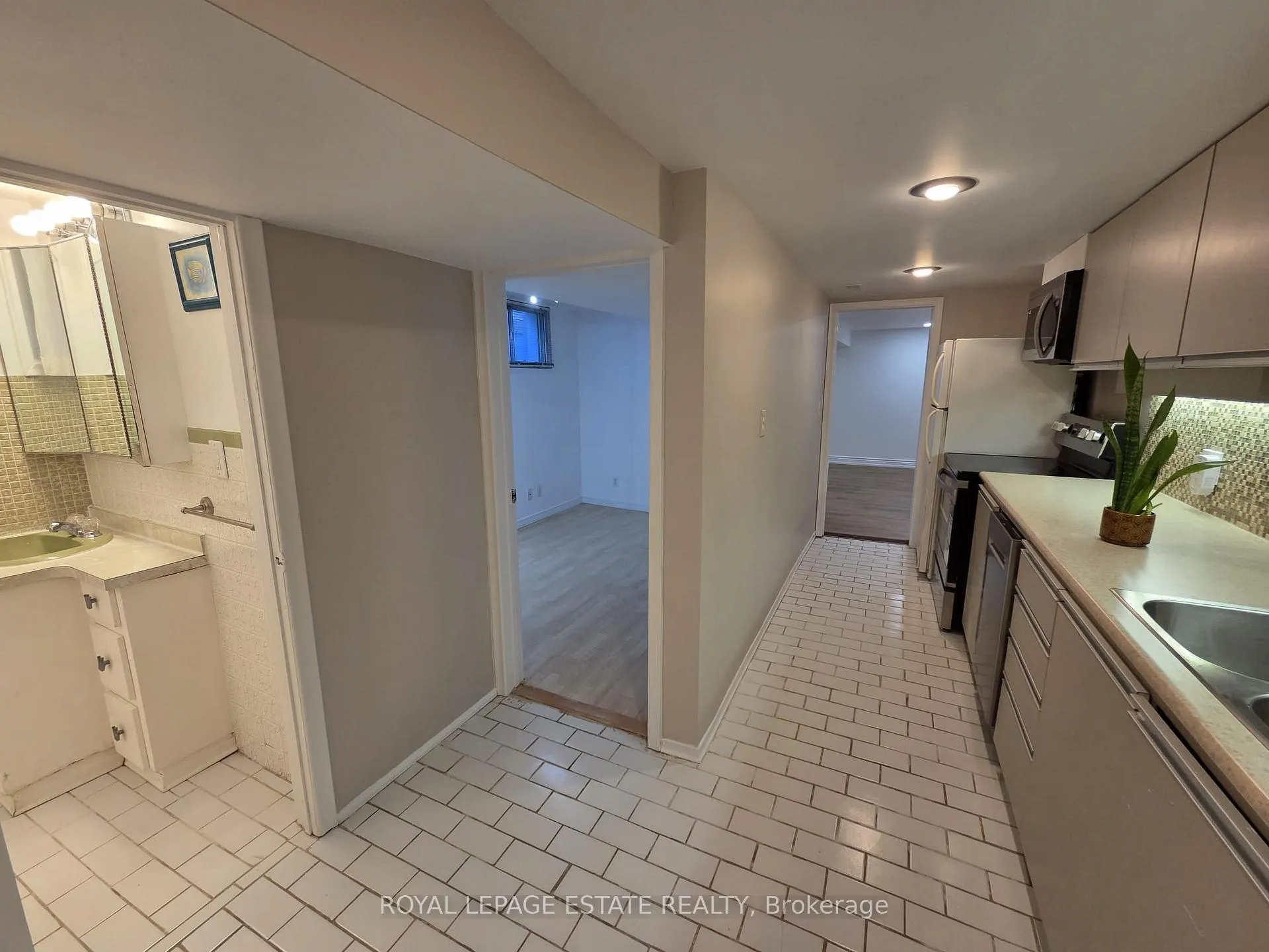 Photo 5 of Unit Lower, 19 Orley Avenue, Toronto, Woodbine-Lumsden — HOMEH