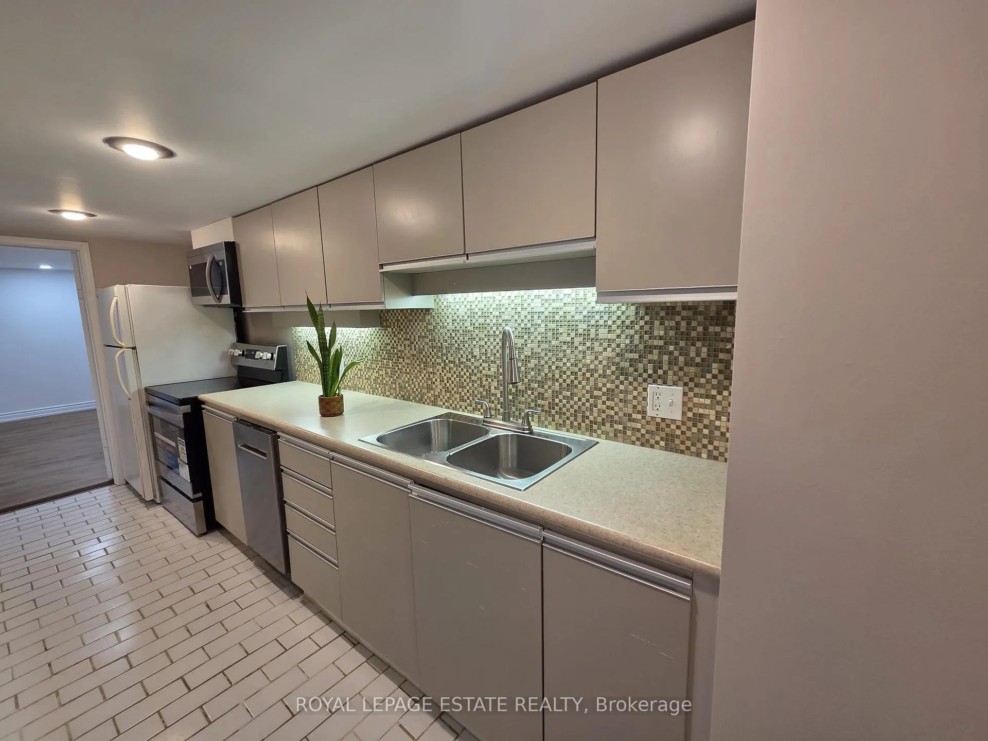 Photo 10 of Unit Lower, 19 Orley Avenue, Toronto, Woodbine-Lumsden — HOMEH