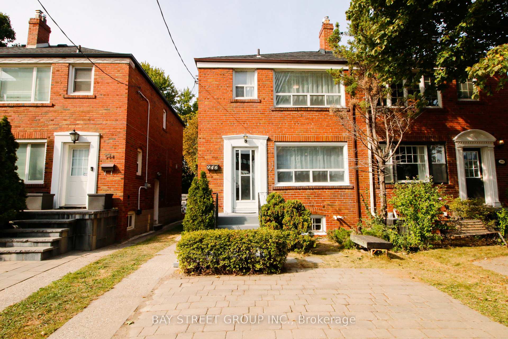 Front of 946 Eglinton Avenue E