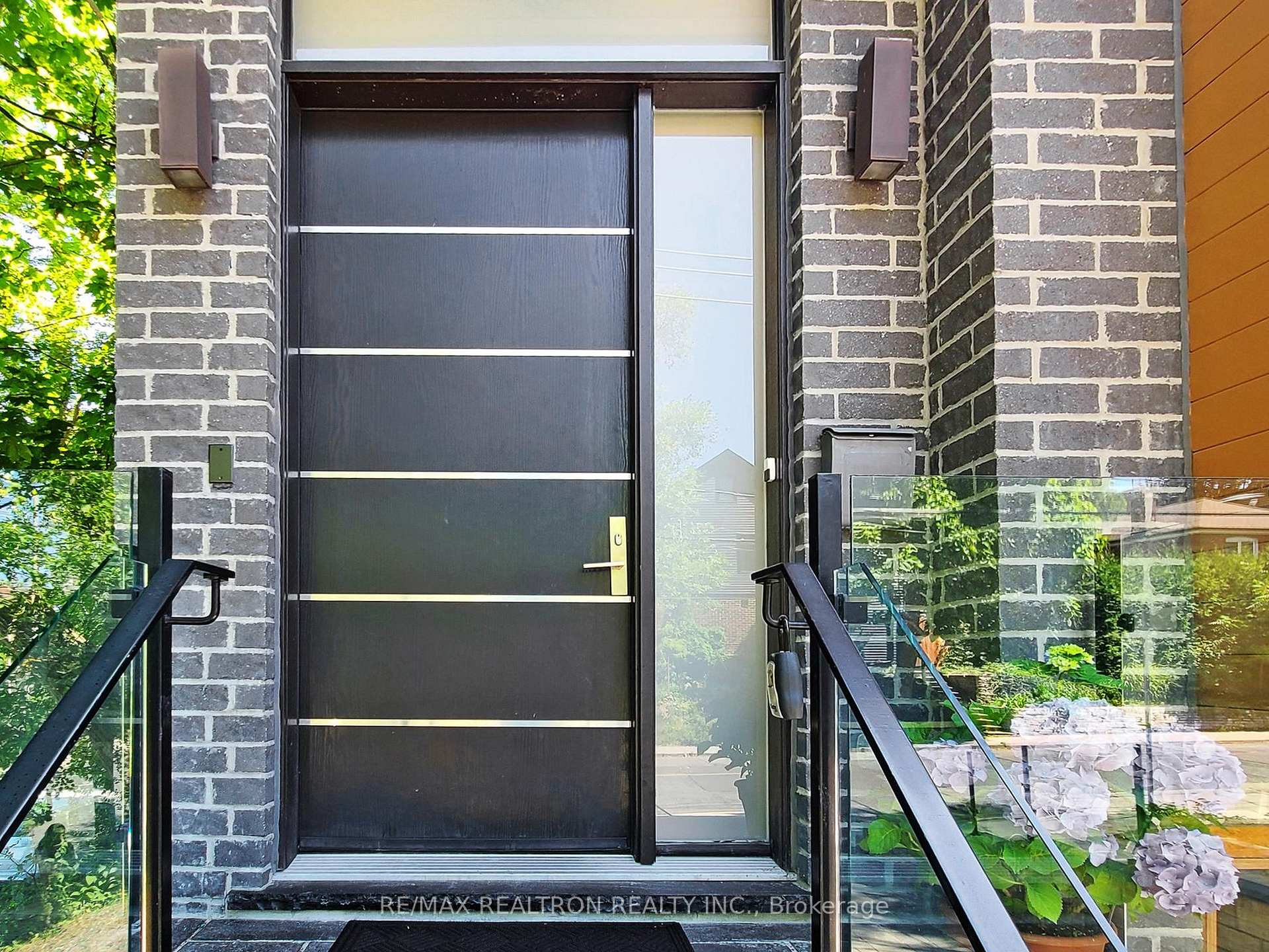 Photo 4 of 23 Cardiff Road, Toronto, Mount Pleasant East — HOMEH