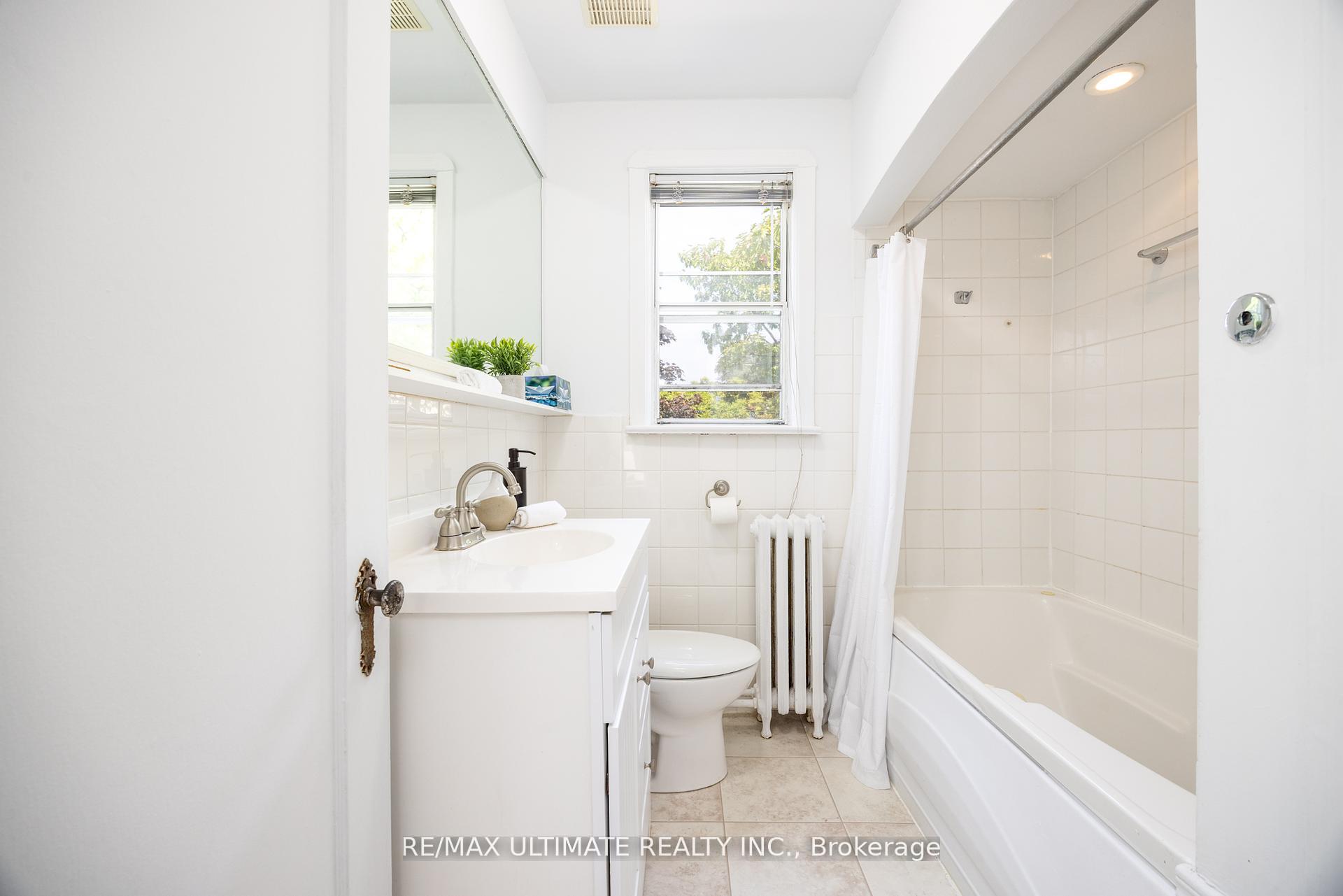 Photo 35 of 221 Donlea Drive, Toronto, Leaside — HOMEH