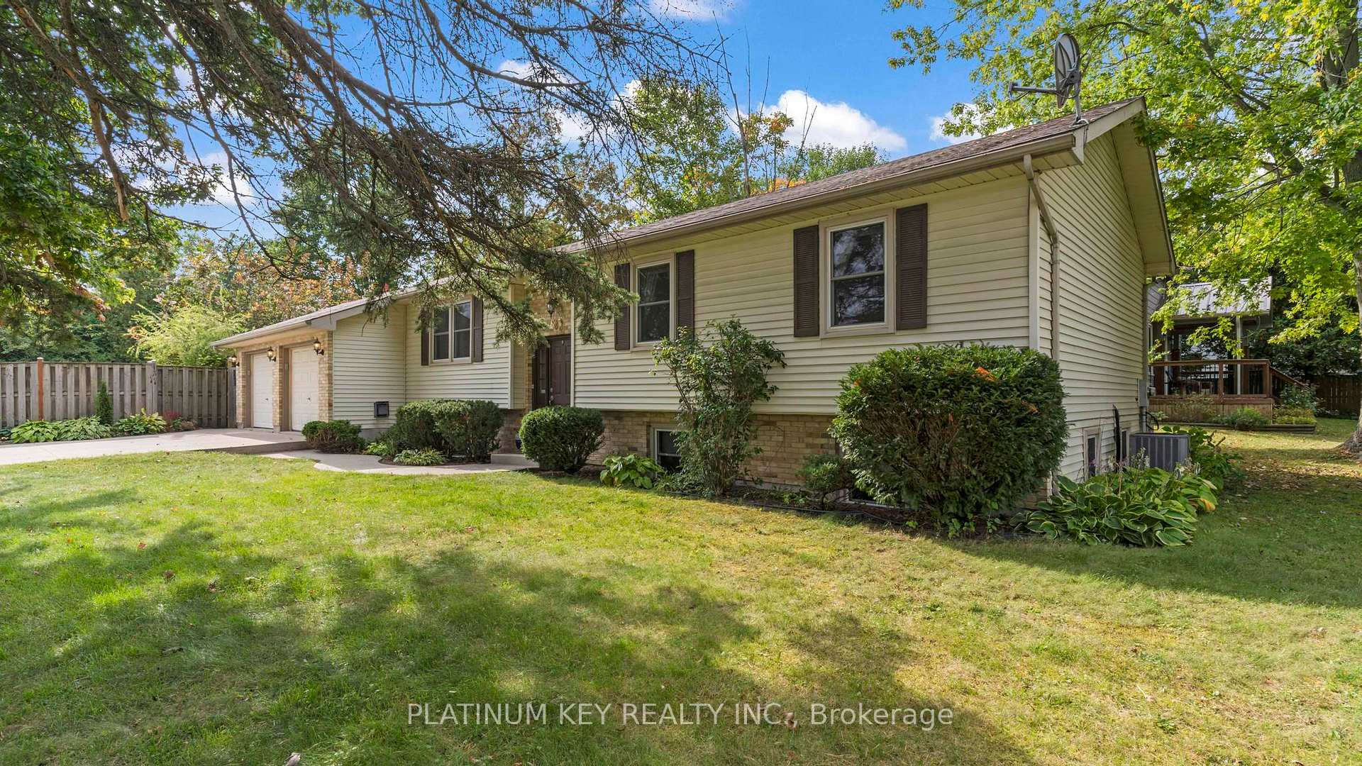 Photo 2 of 688 John Street, Strathroy-Caradoc, Mount Brydges — HOMEH