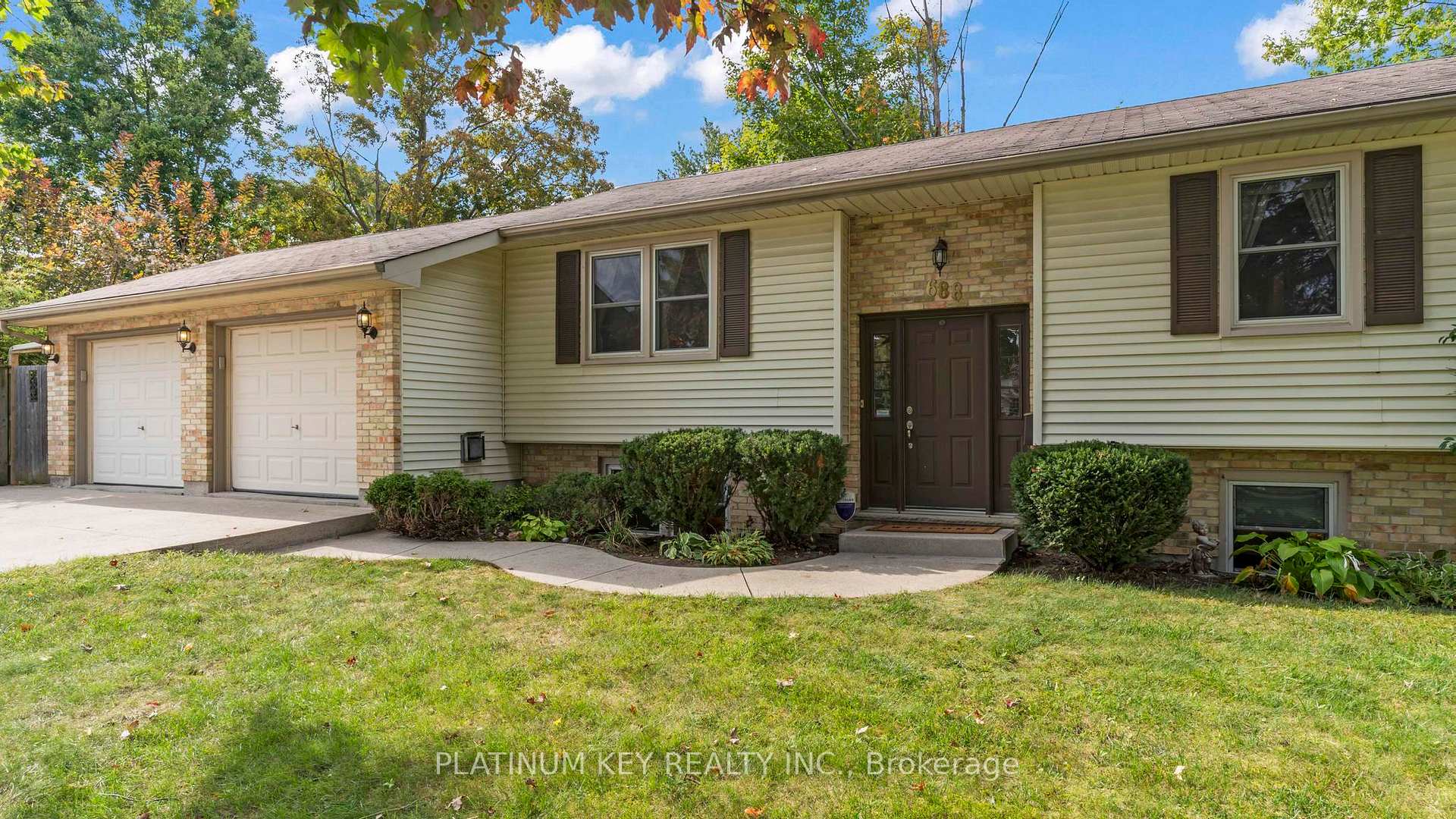 Photo 3 of 688 John Street, Strathroy-Caradoc, Mount Brydges — HOMEH