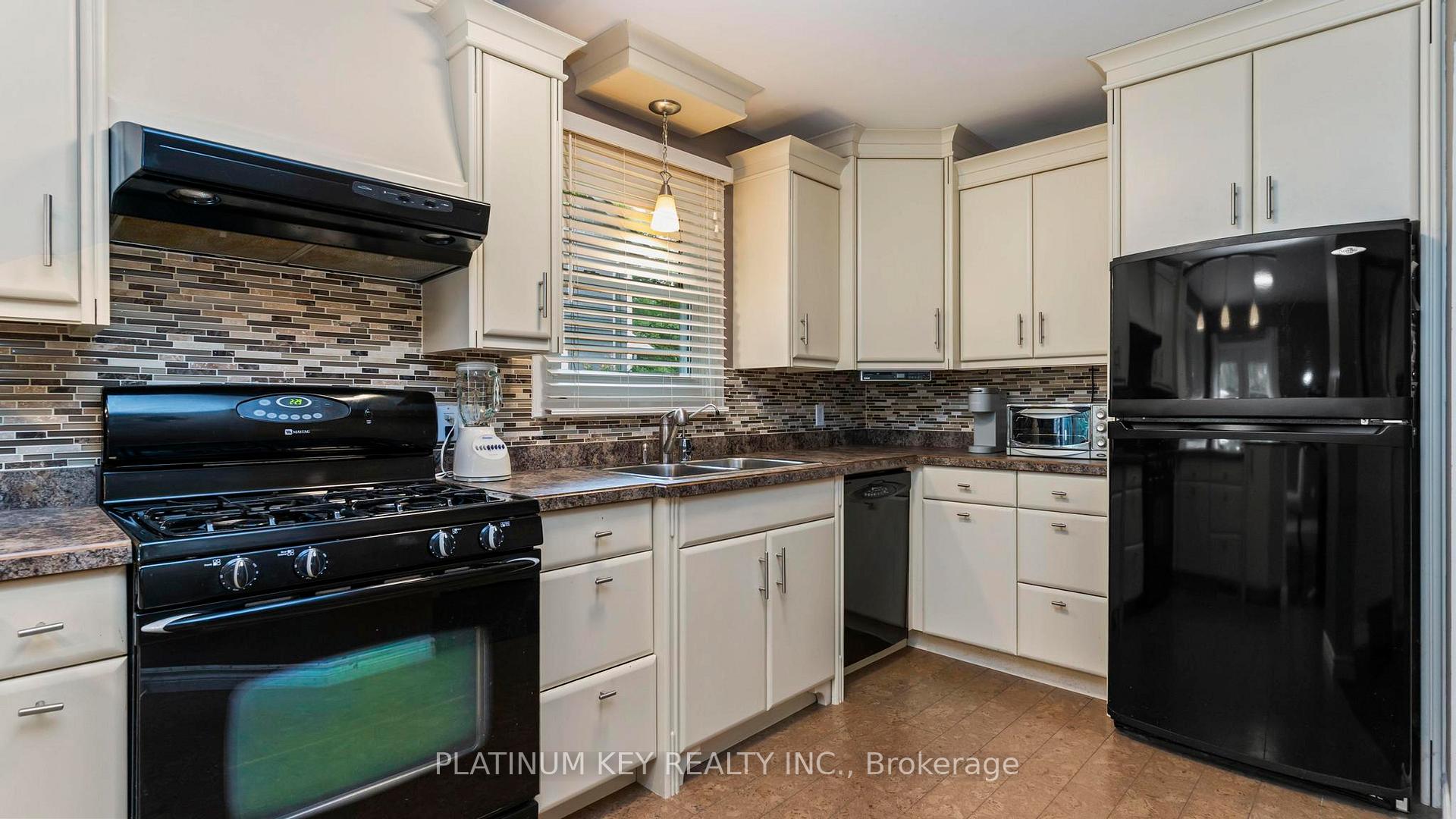 Photo 6 of 688 John Street, Strathroy-Caradoc, Mount Brydges — HOMEH