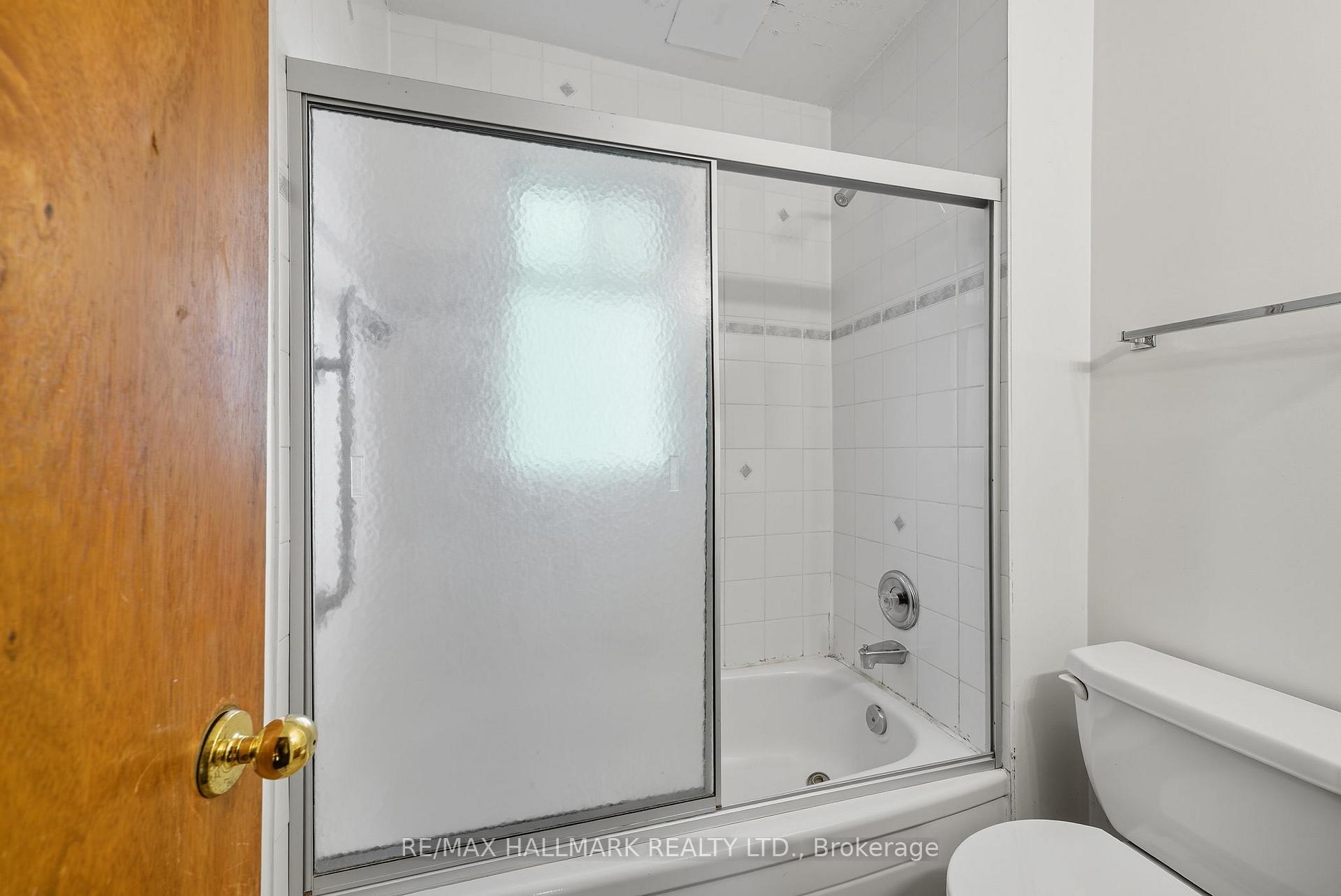 Photo 17 of 386 Belsize Drive, Toronto, Mount Pleasant East — HOMEH
