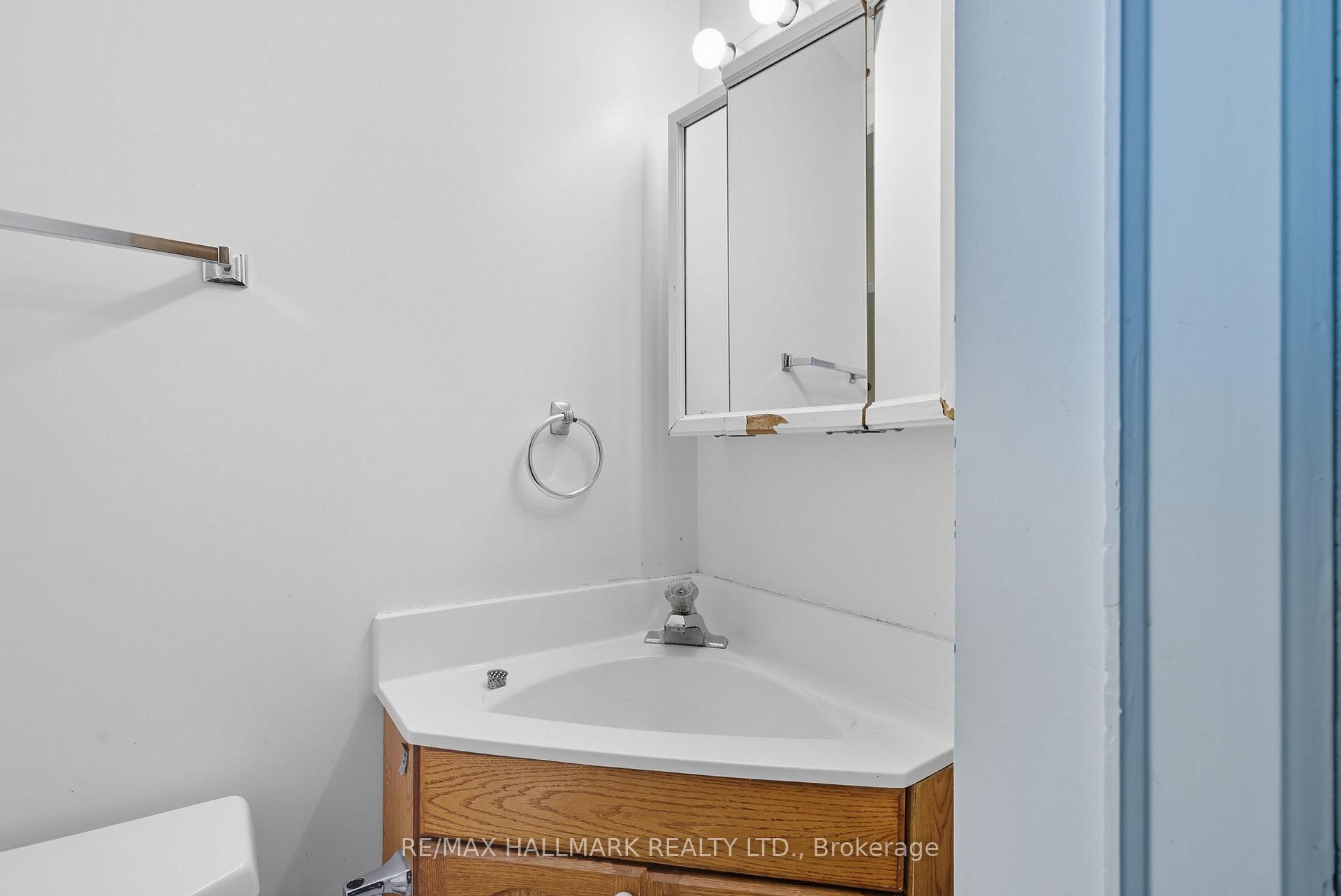 Photo 18 of 386 Belsize Drive, Toronto, Mount Pleasant East — HOMEH