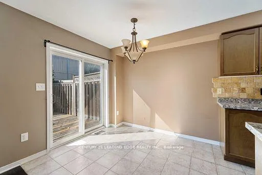 Photo 12 of 24 Whitefish Crescent, Hamilton, Lakeshore — HOMEH