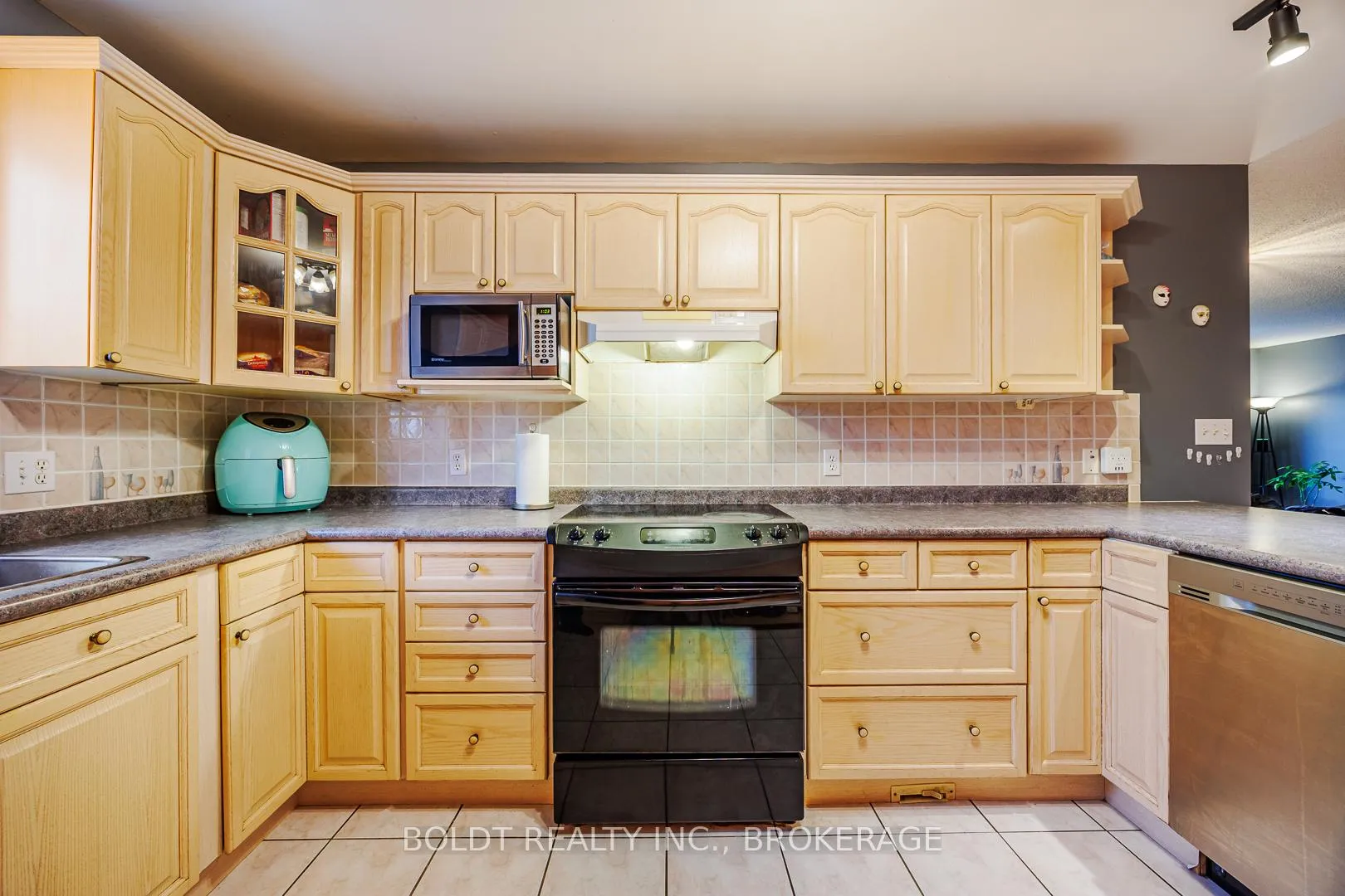 Photo 5 of 84 Confederation Avenue, Thorold, Confederation Heights — HOMEH