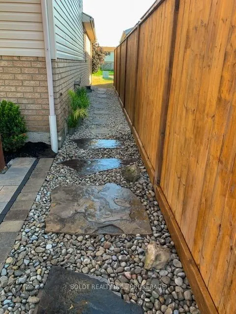 Photo 37 of 84 Confederation Avenue, Thorold, Confederation Heights — HOMEH