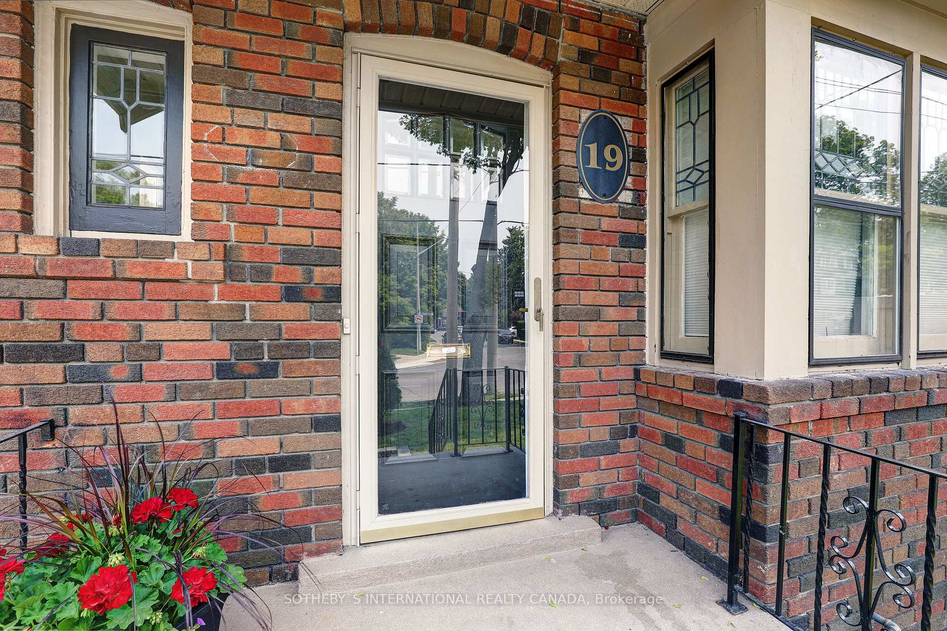 Photo 3 of 19 Southvale Drive, Toronto, Leaside — HOMEH
