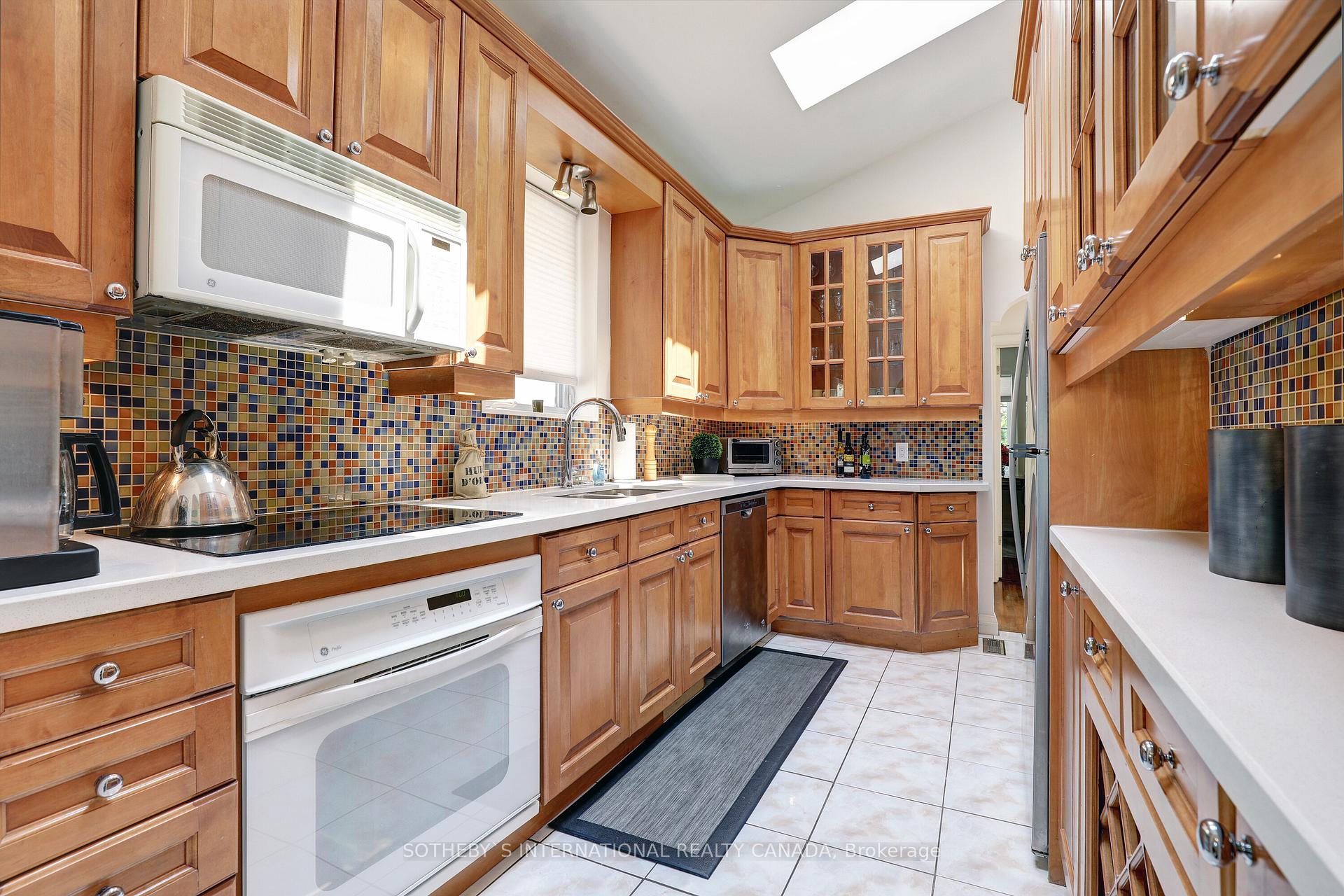 Photo 10 of 19 Southvale Drive, Toronto, Leaside — HOMEH