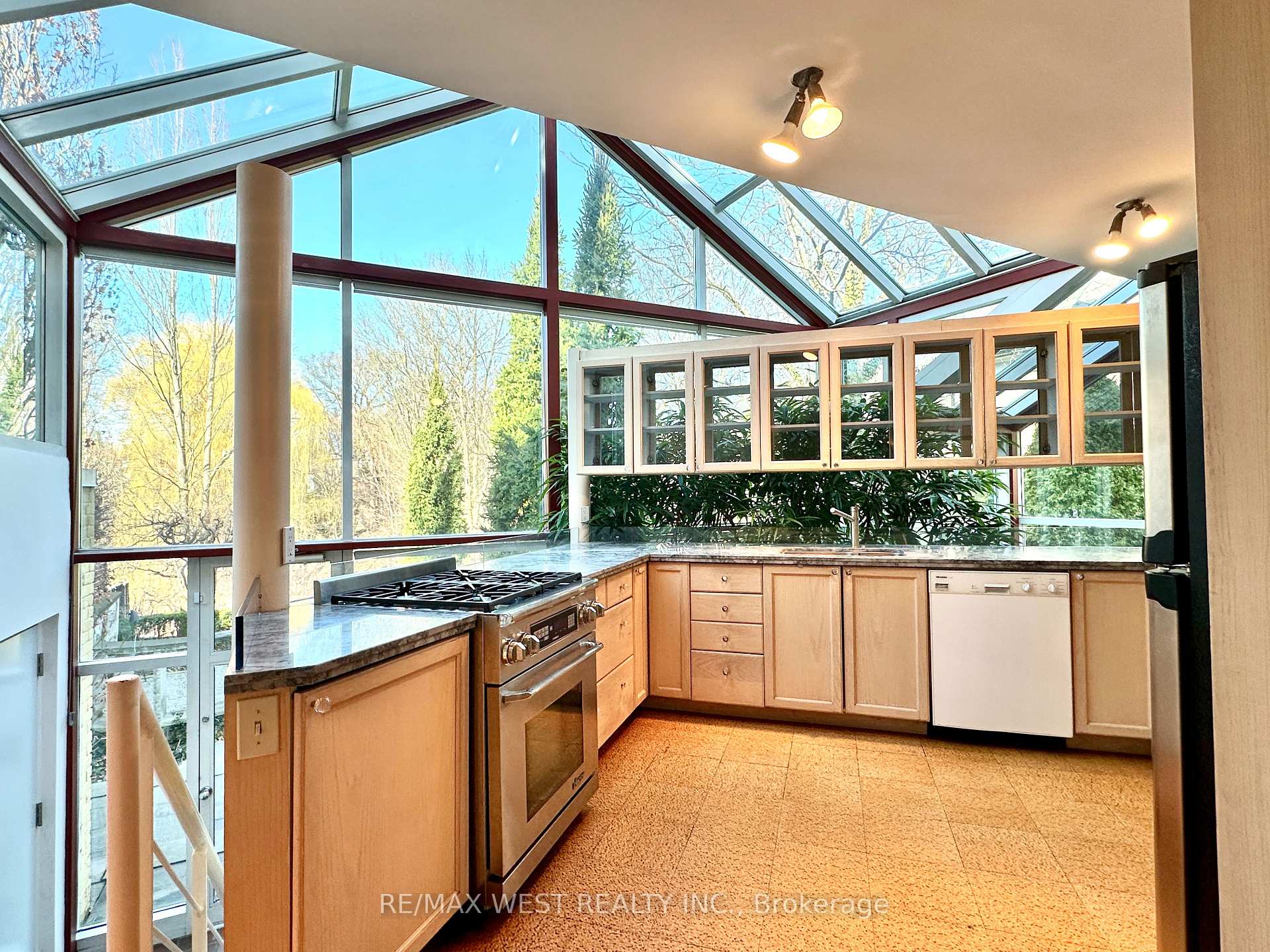 Photo 11 of 23 South Drive, Toronto, Rosedale-Moore Park — HOMEH