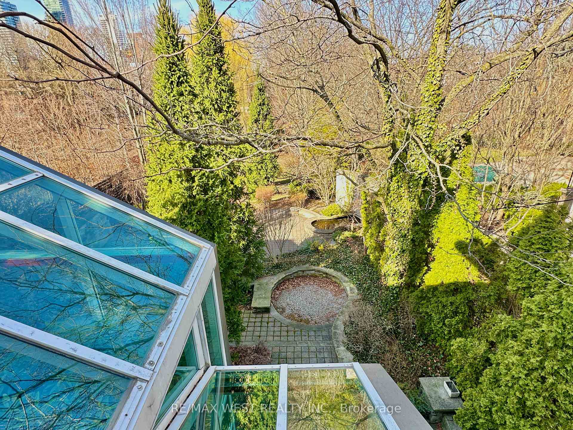 Photo 16 of 23 South Drive, Toronto, Rosedale-Moore Park — HOMEH