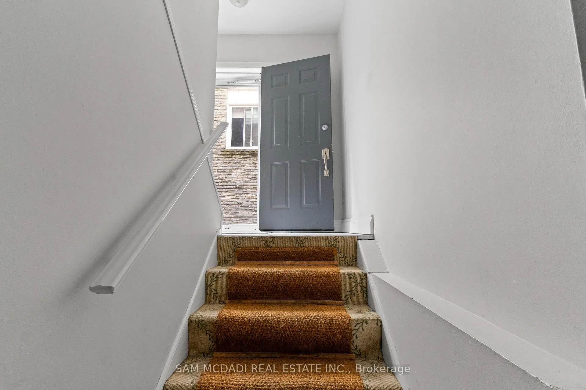 Photo 4 of Unit Lower, 26 Pine Avenue, Toronto, The Beaches — HOMEH