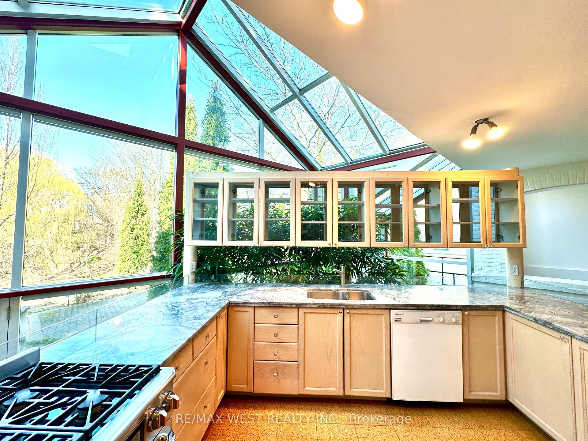 Photo 10 of 23 South Drive, Toronto, Rosedale-Moore Park — HOMEH