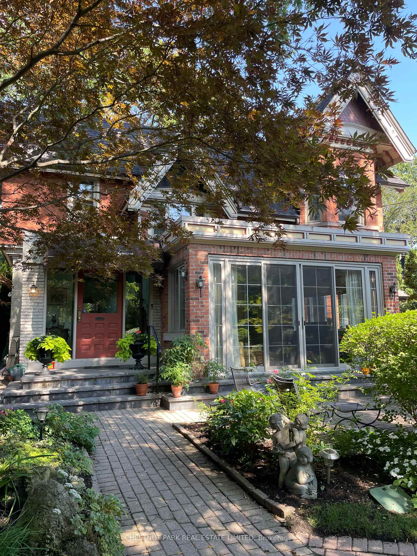 Front of 10 Maple Avenue