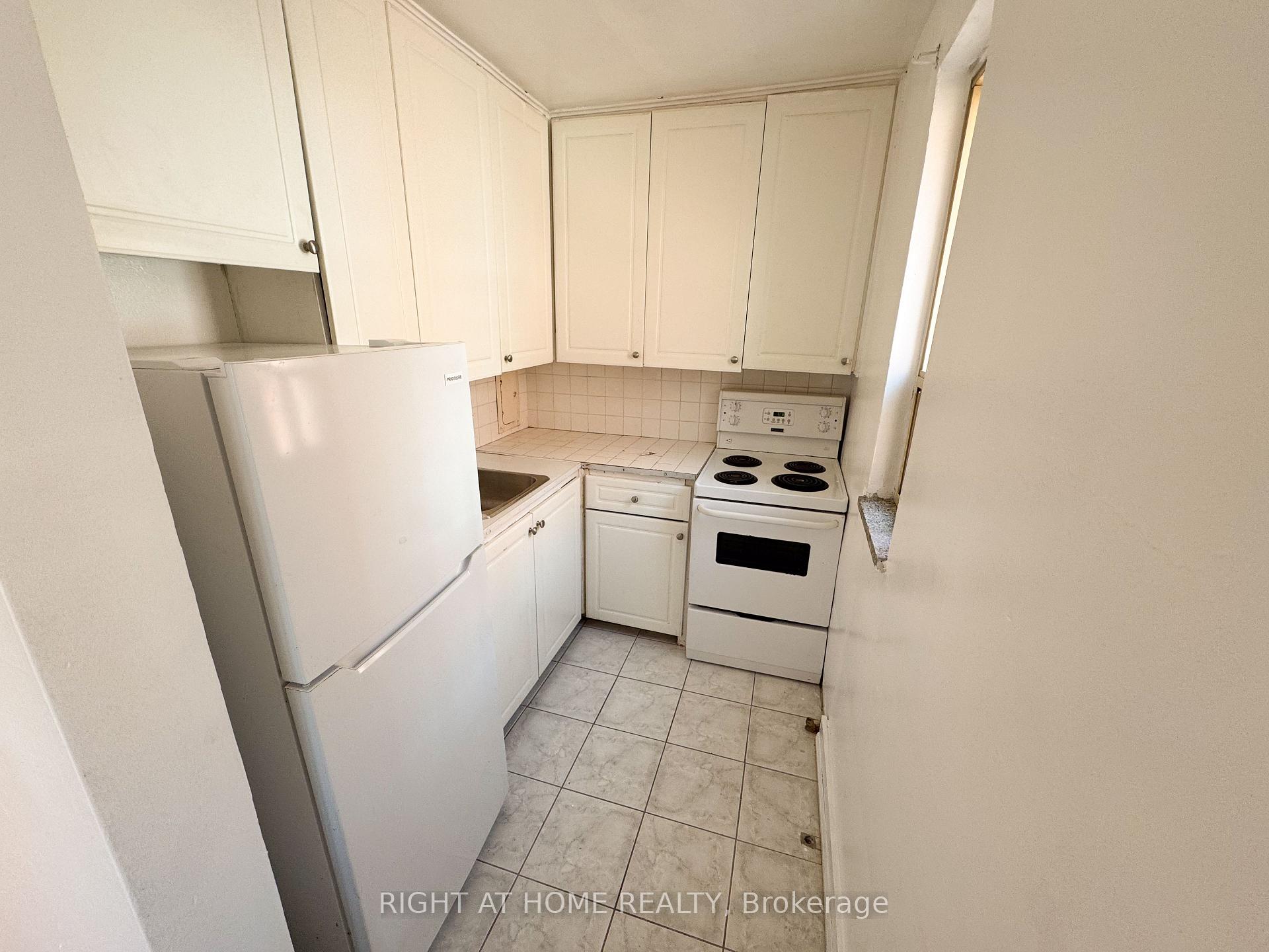 Photo 2 of Unit 203, 896 Eglinton Avenue E, Toronto, Leaside — HOMEH
