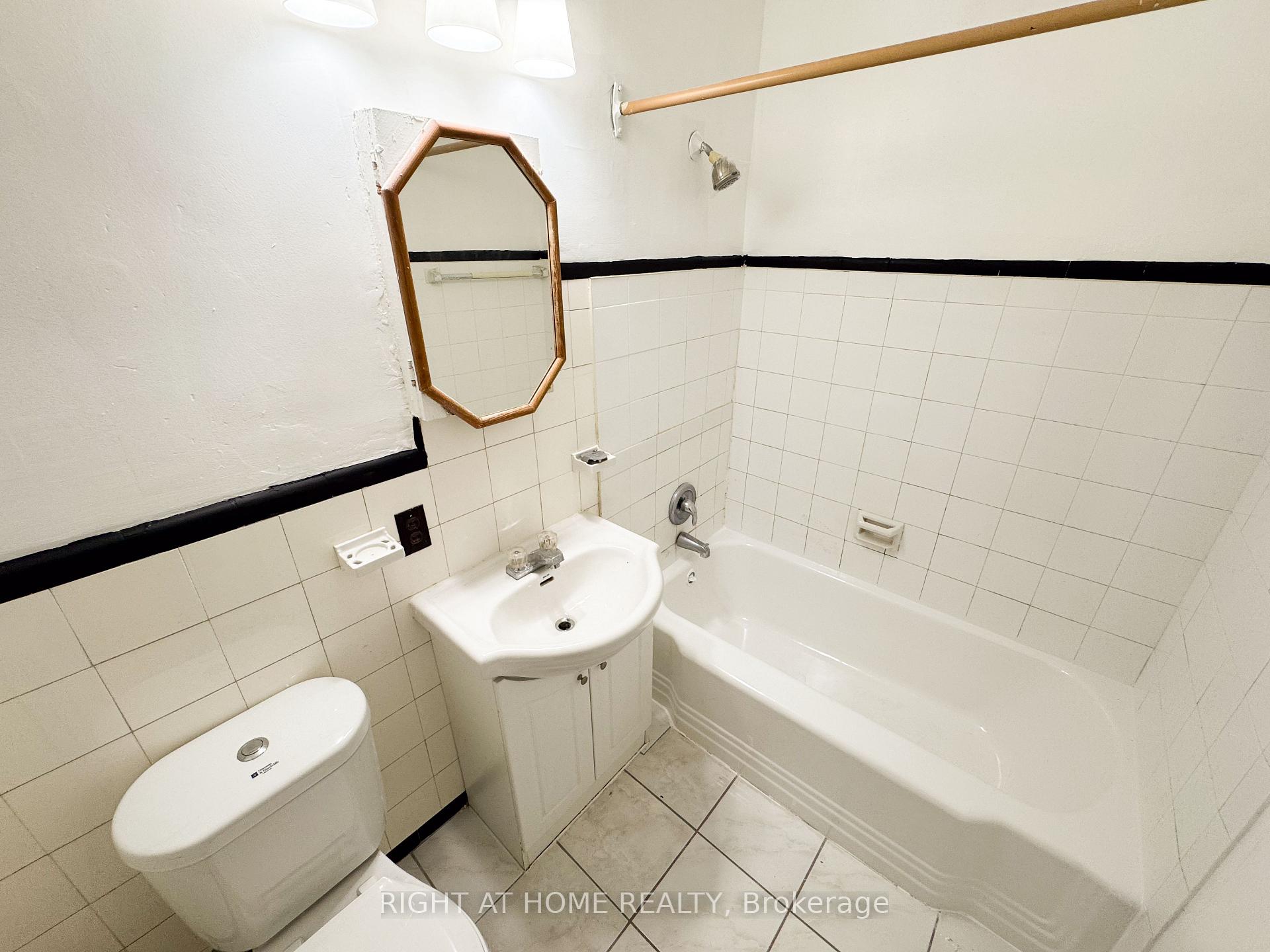 Photo 5 of Unit 203, 896 Eglinton Avenue E, Toronto, Leaside — HOMEH