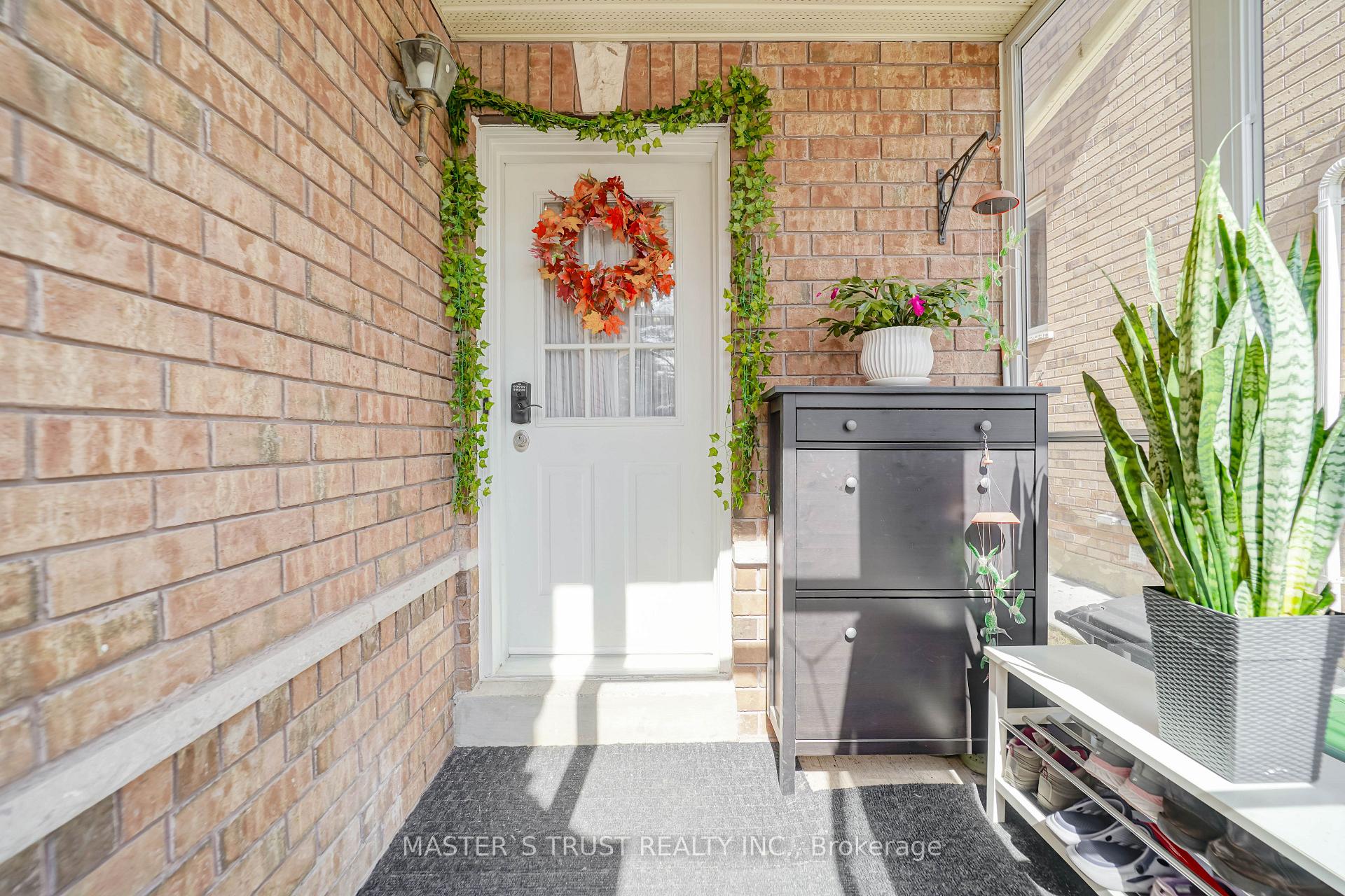 Photo 4 of 40 Rochefort Drive, Toronto, Flemingdon Park — HOMEH