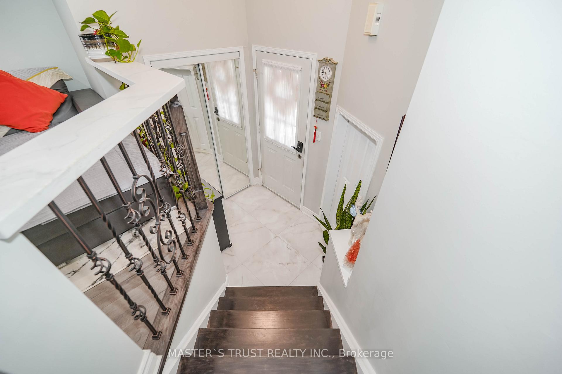Photo 5 of 40 Rochefort Drive, Toronto, Flemingdon Park — HOMEH