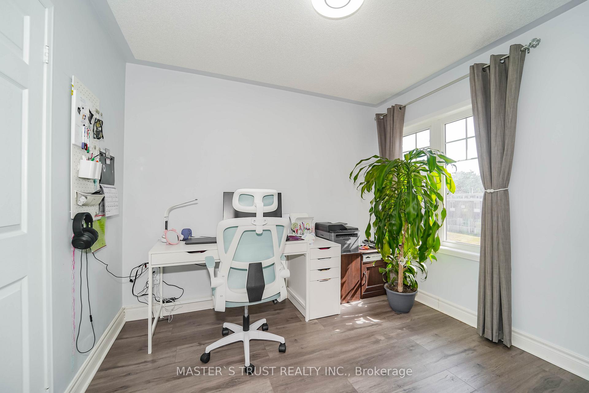 Photo 20 of 40 Rochefort Drive, Toronto, Flemingdon Park — HOMEH