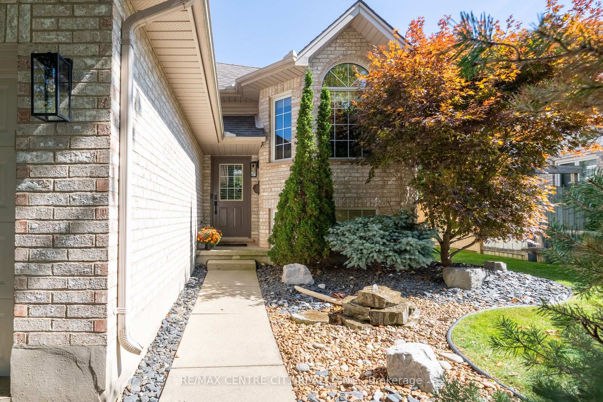 Photo 2 of 495 Riverview Drive, Strathroy-Caradoc, NE — HOMEH