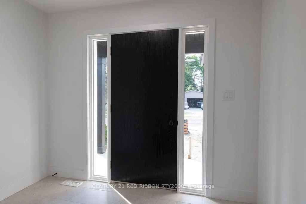 Photo 2 of 122 Burns Street, Strathroy-Caradoc, SW — HOMEH