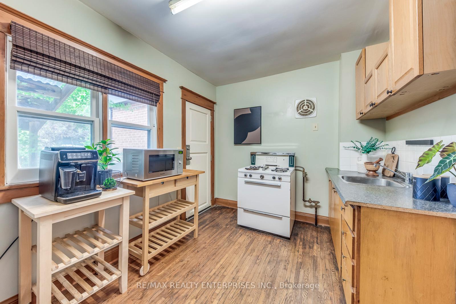 Photo 10 of 370 Coxwell Avenue, Toronto, Greenwood-Coxwell — HOMEH