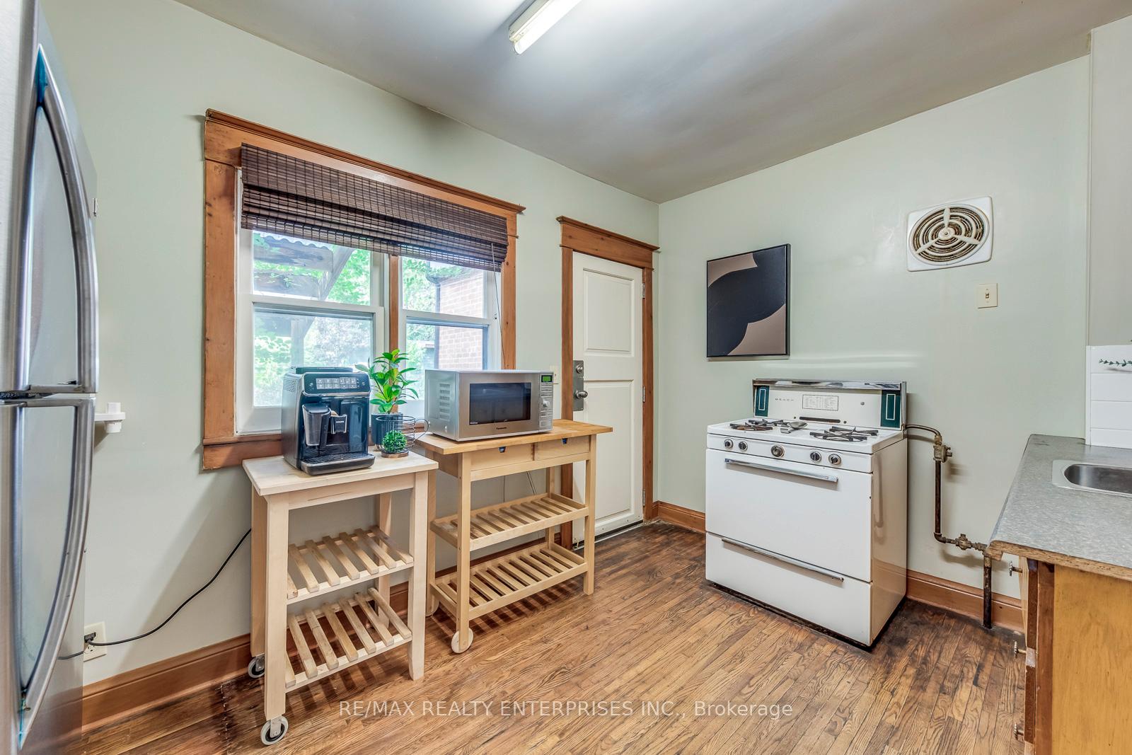 Photo 11 of 370 Coxwell Avenue, Toronto, Greenwood-Coxwell — HOMEH