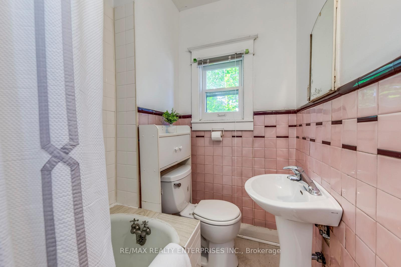 Photo 17 of 370 Coxwell Avenue, Toronto, Greenwood-Coxwell — HOMEH