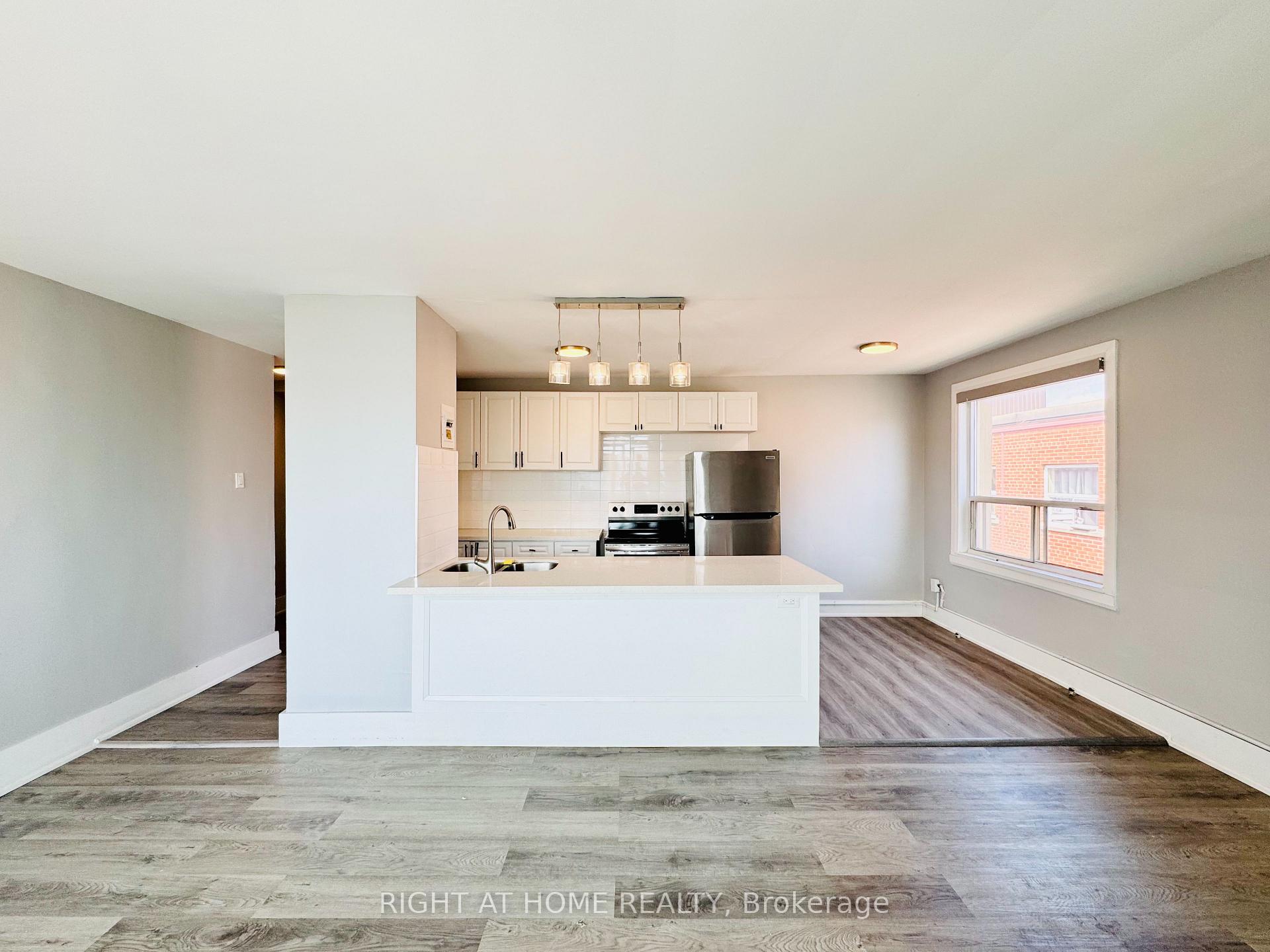 Photo 2 of Unit 302, 896 Eglinton Avenue E, Toronto, Leaside — HOMEH