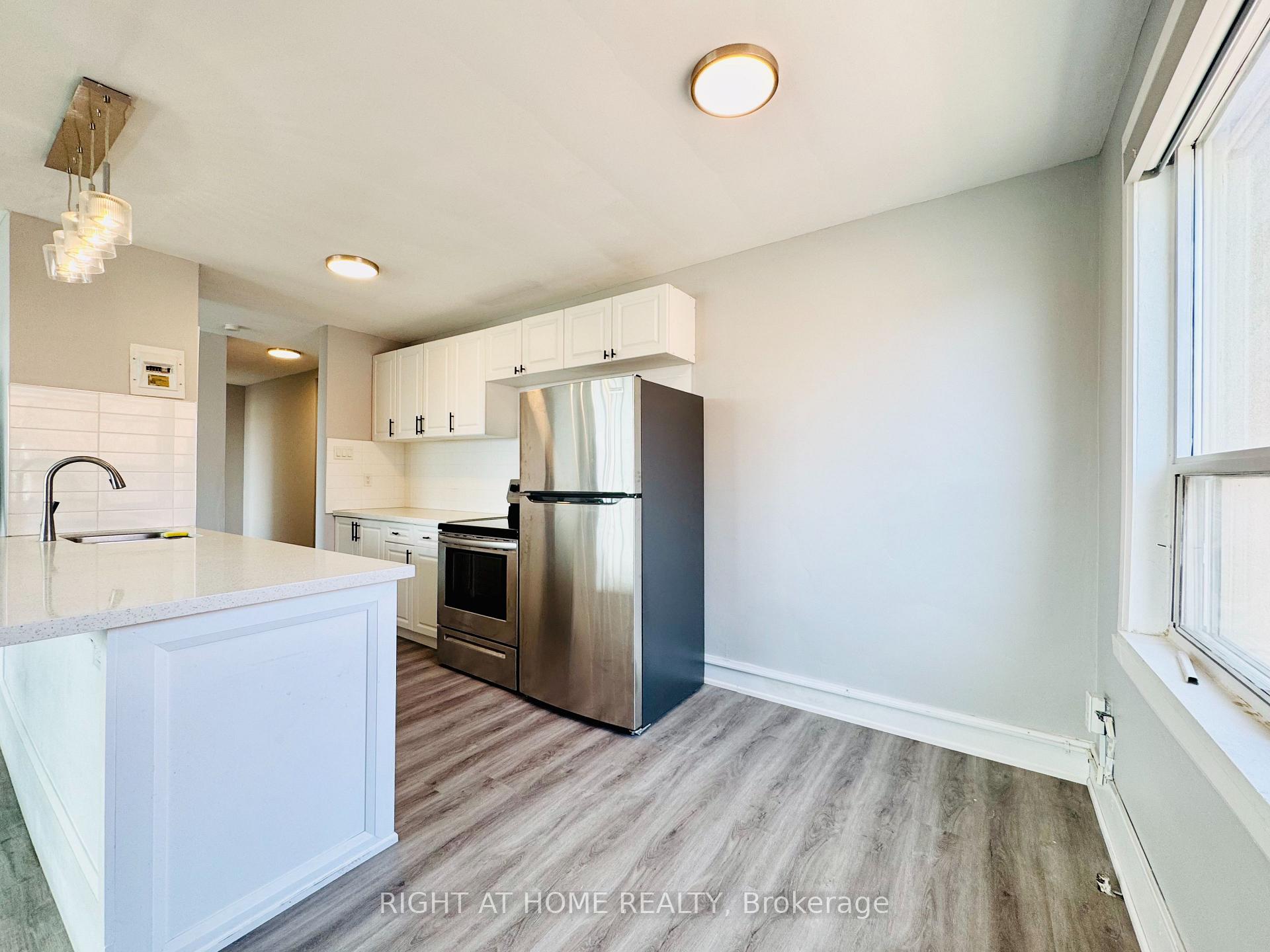 Photo 3 of Unit 302, 896 Eglinton Avenue E, Toronto, Leaside — HOMEH