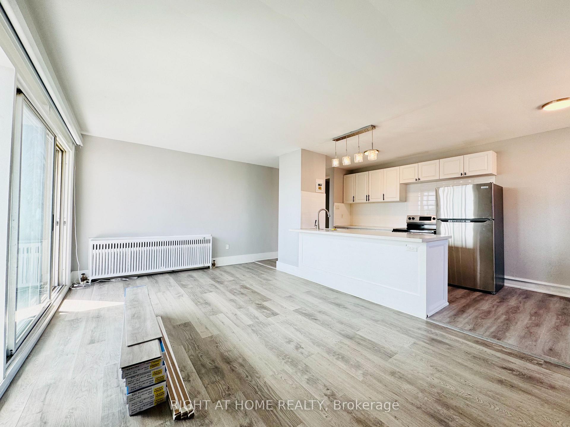 Photo 4 of Unit 302, 896 Eglinton Avenue E, Toronto, Leaside — HOMEH