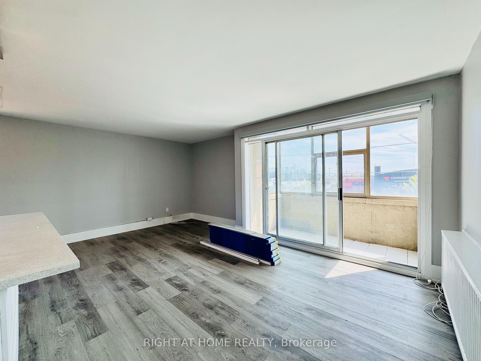 Photo 5 of Unit 302, 896 Eglinton Avenue E, Toronto, Leaside — HOMEH