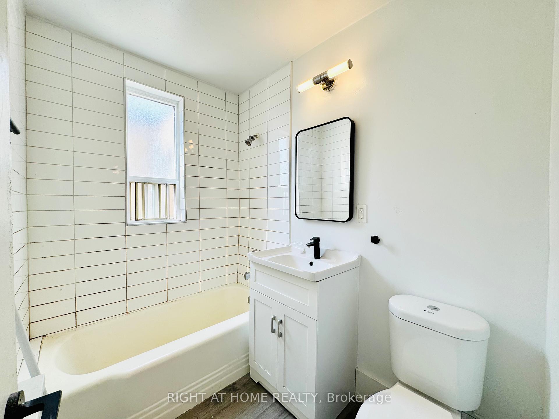 Photo 8 of Unit 302, 896 Eglinton Avenue E, Toronto, Leaside — HOMEH