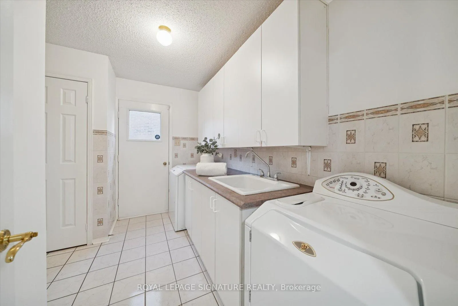 Photo 17 of 2015 Lynn Heights Drive, Pickering, Liverpool — HOMEH