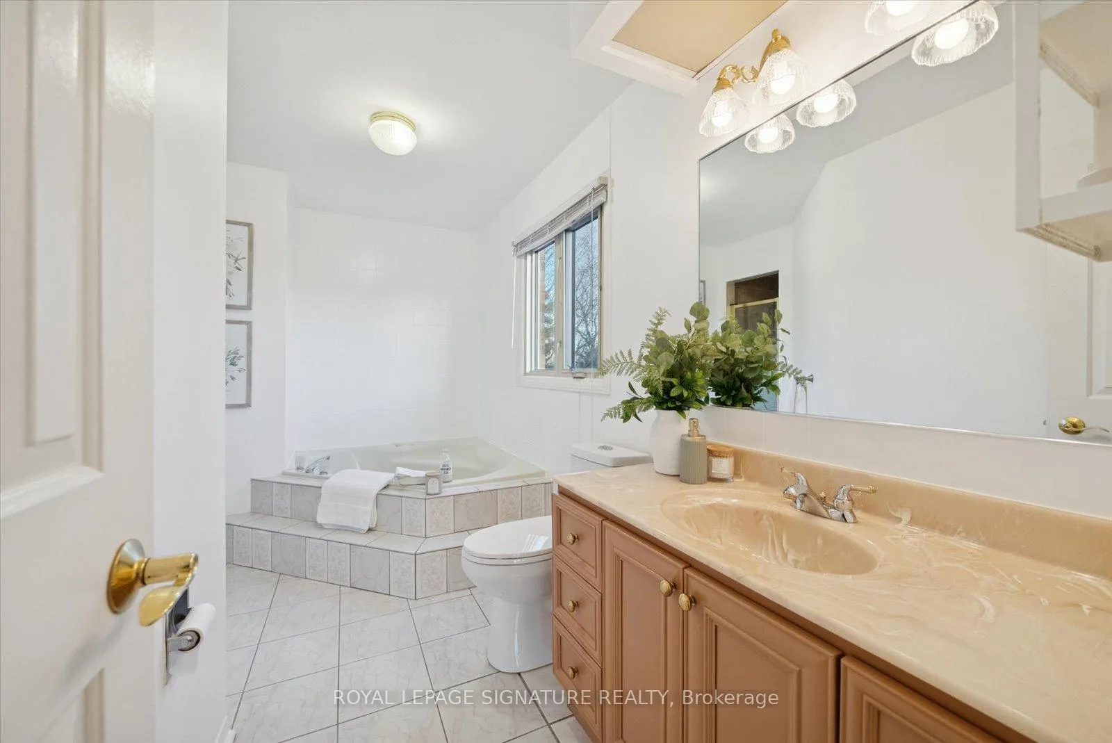 Photo 22 of 2015 Lynn Heights Drive, Pickering, Liverpool — HOMEH