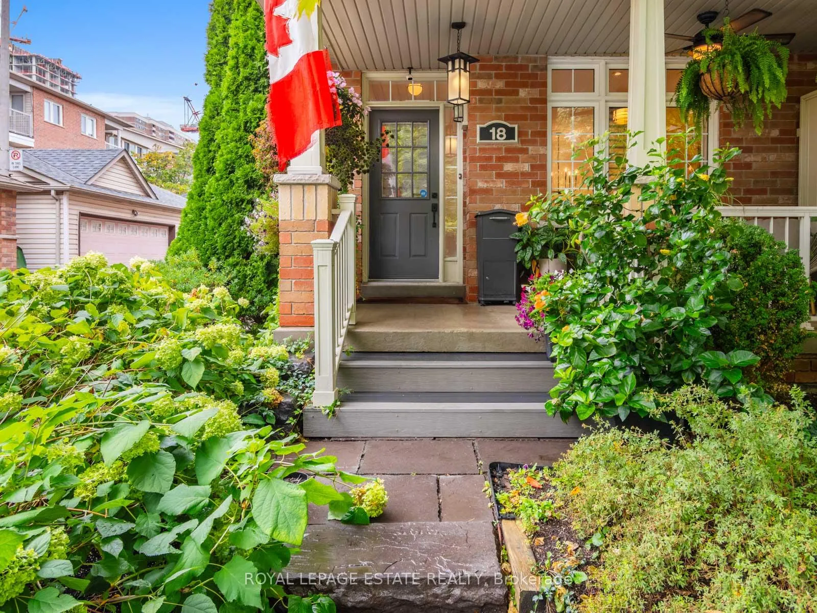 Photo 2 of 18 Crossovers Street, Toronto, The Beaches — HOMEH