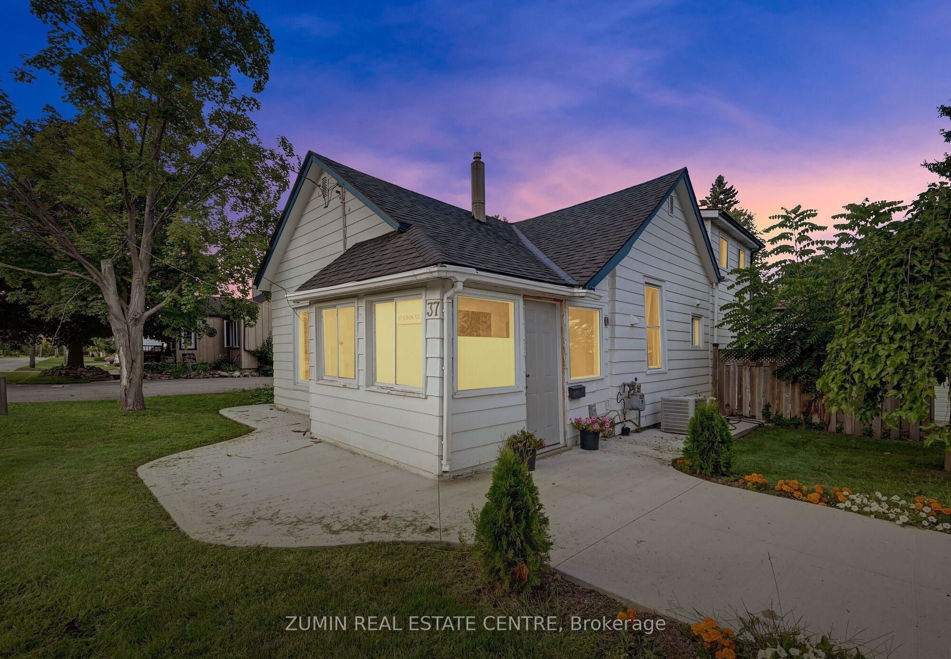 Photo 3 of 37 John Street, Orangeville — HOMEH