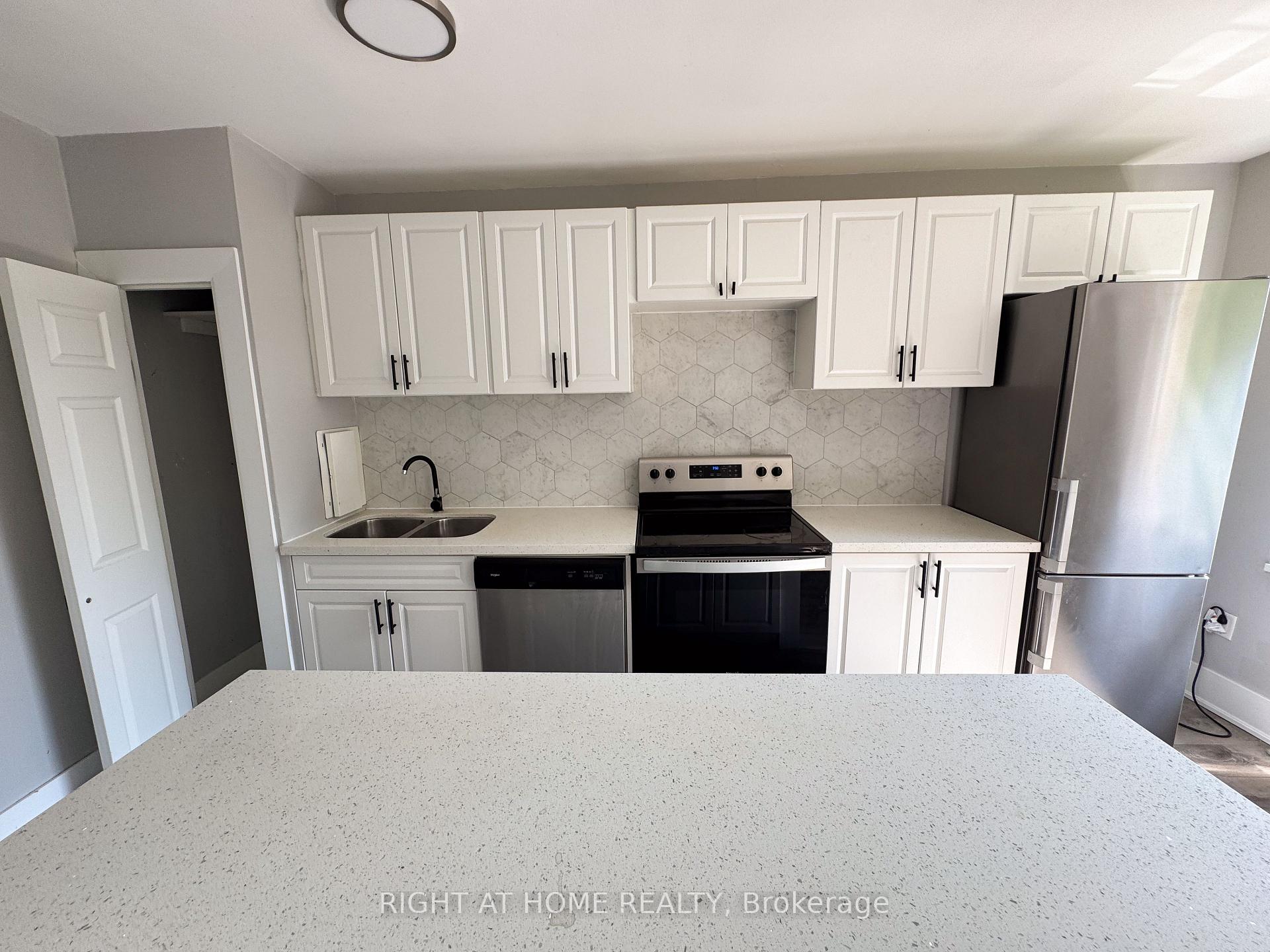 Photo 3 of Unit 306, 896 Eglinton Avenue E, Toronto, Leaside — HOMEH