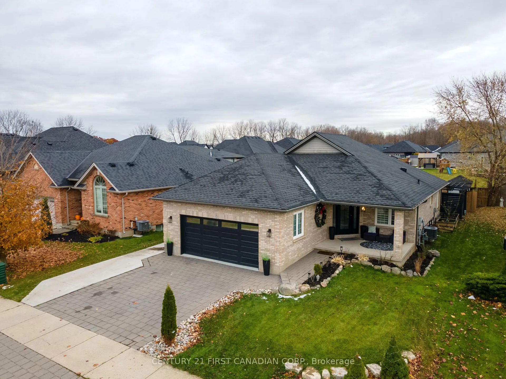 Photo 2 of 292 Thorn Drive, Strathroy-Caradoc, NE — HOMEH