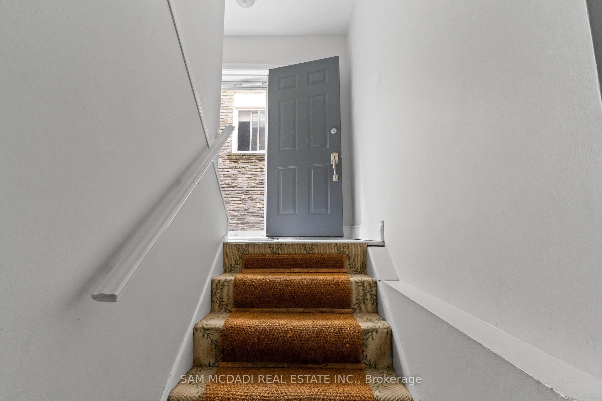 Photo 4 of Unit Lower, 26 Pine Avenue, Toronto, The Beaches — HOMEH