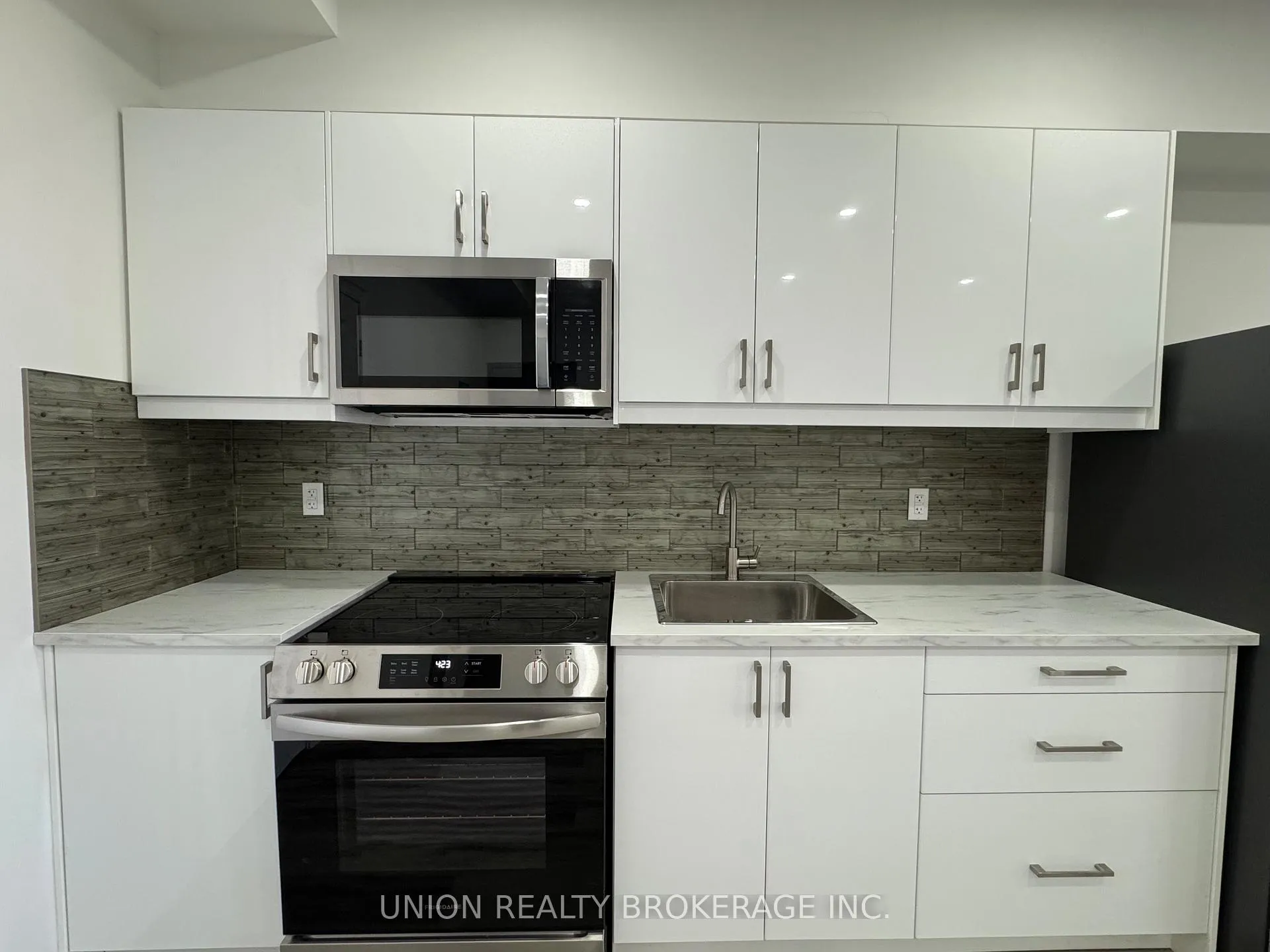 Photo 5 of 2007 Danforth Avenue, Toronto, Woodbine Corridor — HOMEH