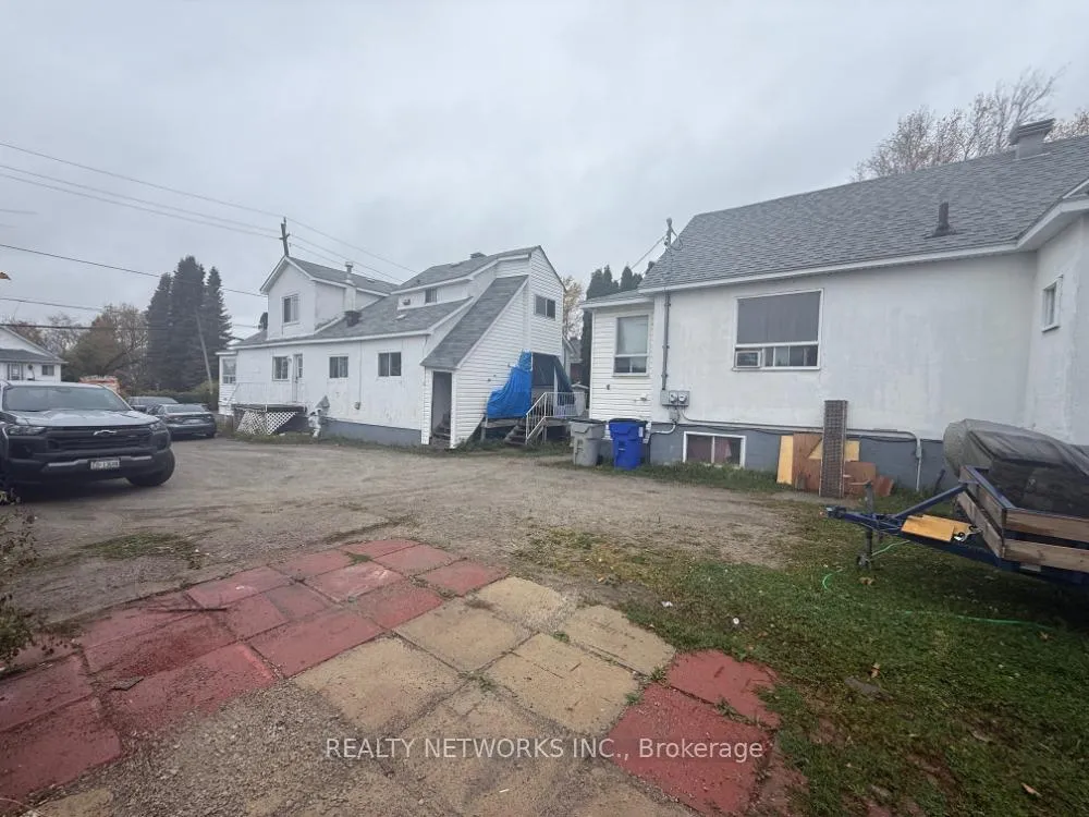 Front of 326 Maple Street N