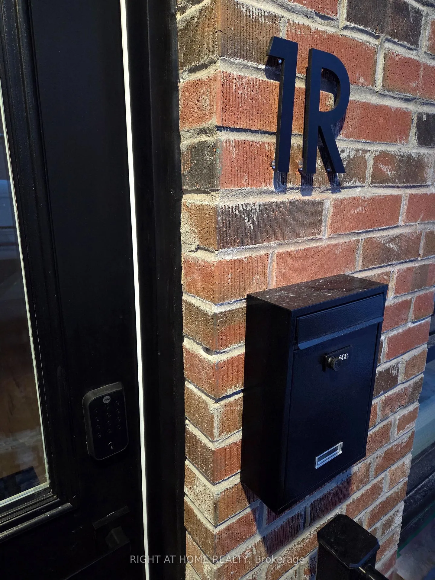Front of Unit 1R, 55 Camberwell Road