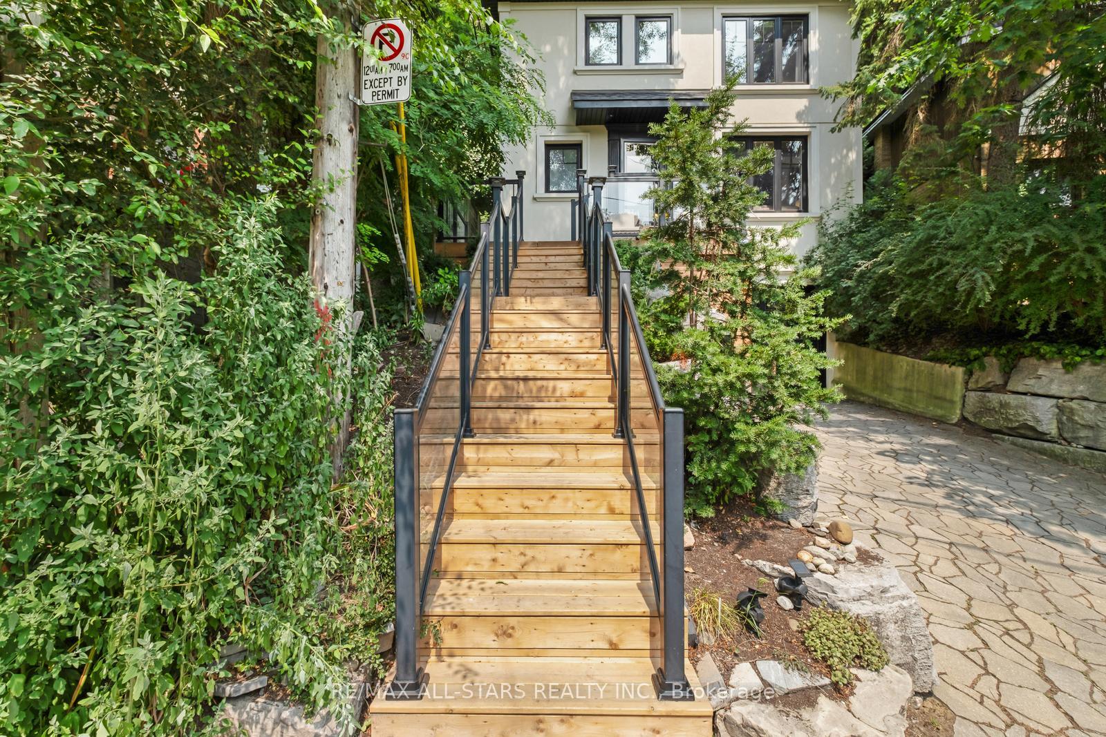 Photo 3 of 12 Glen Davis Crescent, Toronto, East End-Danforth — HOMEH